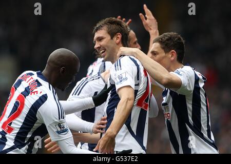 Gareth McAuley von West Bromwich Albion (Mitte) feiert mit Teamkollegen ihr erstes Tor, ein eigenes Tor von Martin Olsson von Blackburn Rovers (nicht abgebildet) Stockfoto