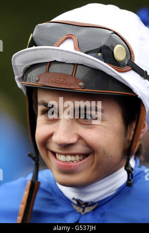 Pferderennen - Osterfeiertag Für Die Ganze Familie - Rennbahn Kempton Park. Jockey Mickael Barzalona auf der Rennbahn Kempton Park. Stockfoto