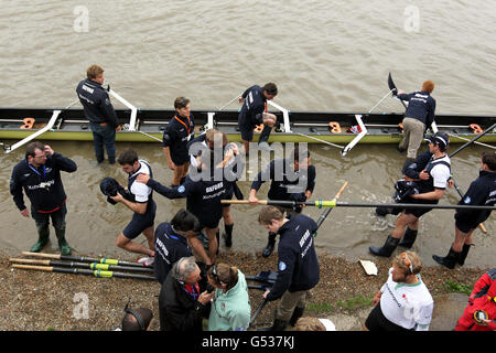 Mitglieder des Oxford-Teams huddeln nach dem 158. Boat Race auf der Themse, London. Stockfoto