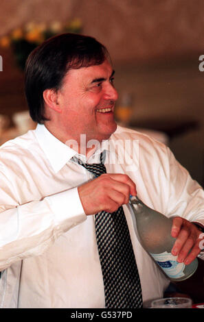 Stellvertretender Ministerpräsident John Prescott in Downing Street während einer Pressekonferenz mit Plänen zur Stärkung der Rolle der regionalen Entwicklungsagenturen. * ... Der Kanzler Gordon Brown und der Vizepremierminister haben sich in der Downing Street 11 mit den Vorsitzenden der neun RDAs - darunter auch der kürzlich gegründeten Londoner RDA - zusammengeschlossen, um die Vorschläge der Regierung zu diskutieren. Stockfoto