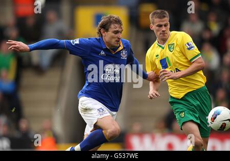 Fußball - Barclays Premier League - Norwich City / Everton - Carrow Road. Ryan Bennett von Norwich City (rechts) und Nikica Jelavic von Everton kämpfen um den Ball Stockfoto