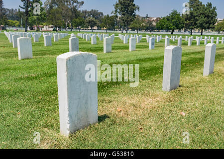 Weiße Marmor Grabsteine markieren die letzte Ruhestätte von amerikanischen Soldaten. Stockfoto