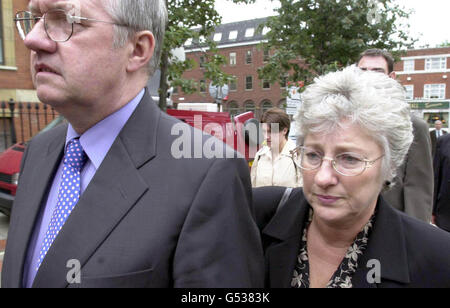 Der ehemalige Chief Superintendent David Duckenfield mit seiner Frau Ann am Leeds Crown Court, wo eine Jury noch immer Urteile über Anschuldigungen prüft, denen er im Zusammenhang mit der Hillsborough-Katastrophe in Sheffield gegenübersteht, bei der 96 Fans zu Tode gequetscht wurden. Stockfoto