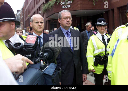 Der ehemalige Chefinspektor David Duckenfield (L) verlässt das Leeds Crown Court. Das Schicksal des Spielkommandanten während der Hillsborough-Katastrophe war unentschieden, nachdem eine Jury kein Urteil über den Vorwurf des Totschlags gegen ihn getroffen hatte. Stockfoto