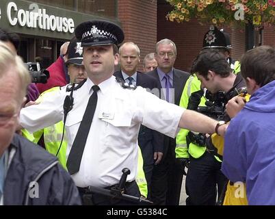 Ehemaliger Chef-Superintendent David Duckenfield, rechts, Leeds Crown Court verlassen. Das Schicksal des Spielkommandanten während der Hillsborough-Katastrophe war heute unentschieden, nachdem eine Jury es versäumt hatte, ein Urteil über die Anklage des Totschlags gegen ihn zu Fällen. Stockfoto