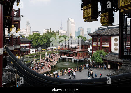 Shanghai, China - 16. Oktober 2015: Traditionelle chinesische Architektur im Yuyuan-Garten. Stockfoto