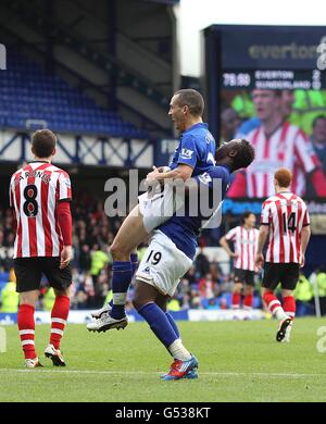 Leon Osman von Everton (Mitte) feiert das dritte Tor seiner Spielers Des Spiels mit Teamkollegen Magaye Gueye (19) Stockfoto