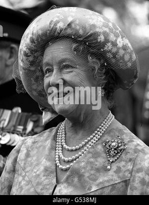 Die Queen Mother in Whitehall, wo sie am 36. Jahrestag der Landung des D-Day eine Statue des Feldmarschalls Viscount Montgomery von Alamein enthüllte. Stockfoto