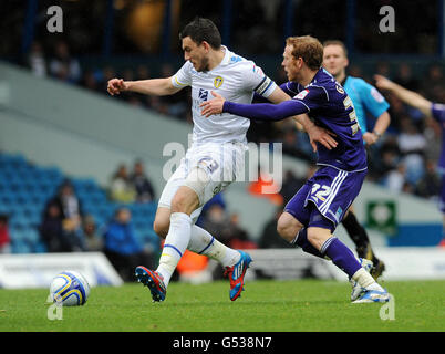 Leeds United's Robert Snodgrass (links) und Derby County's Paul Green kämpfen um den Ball während des npower Football League Championship Spiels in Elland Road, Leeds. Stockfoto