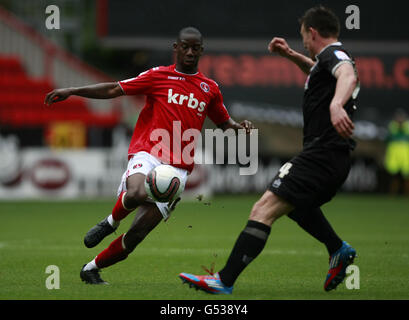 Charlton Athletic's Bradley Wright-Phillips (links) und Walsall's Andy Butler konkurrieren um den Ball während des npower Football League One Matches im Valley, London. Stockfoto