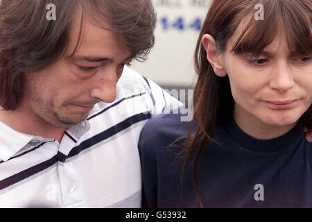 Sarah Paynes Eltern Sara und Michael besuchen die Blumen und Karten neben der A29 in Pulborough, West Sussex, wo der Leichnam ihrer Tochter entdeckt wurde. Stockfoto