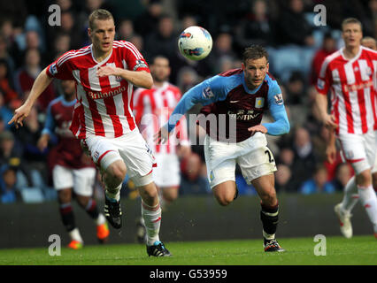 Andreas Weimann von Aston Villa jagt Ryan Shawcross (links) von Stoke während des Spiels der Barclays Premier League in Villa Park, Birmingham. Stockfoto