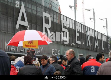 Fans versammeln sich vor dem Emirates Stadium im Regen Für das Spiel Stockfoto