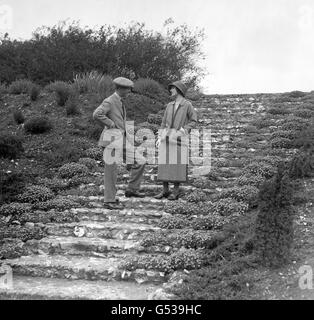 Der Herzog und die Herzogin von York (später König George VI. Und die Königin-Mutter) sprachen auf der rustikalen Treppe auf dem Gelände von Polesden Lacey, in der Nähe von Dorking, wo sie ihre Flitterwochen verbrachten. Stockfoto