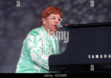 Sir Elton John spielt auf der Bühne beim Konzert der Route of Kings im Hyde Park, London. *02/11/2000 das Wembley-Stadion mag sich endgültig vom Fußball verabschiedet haben, aber die berühmten Zwillingstürme werden ein letztes musikalisches Schwanenlied haben, da Sir Elton ein mit Sternen übersätes Benefizkonzert veranstaltet. Stockfoto