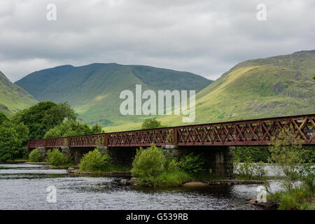 Großbritannien, Schottland, Argyll und Bute, Dalmally Loch Awe, Brücke bei Kilchurn Castle Stockfoto