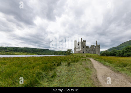 Großbritannien, Schottland, Argyll und Bute, Dalmally, Loch Awe, Kilchurn Castle aus der Ferne Stockfoto