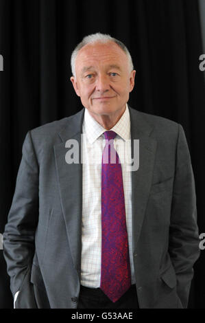 Ken Livingstone, Labour's London Mayoral Kandidat bei der Eröffnung seines London Manifests am Ravensbourne College in Greenwich. Stockfoto