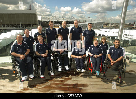 Dreizehn der zwanzig Mitglieder des britischen Paralympischen Teams, die für das Paralympics-Team GB ausgewählt wurden (unterste Reihe von links nach rechts), Nigel Murray, Dan Bentley, David Smith, Anthony Peddle, Natalie Blake, Zoe Newson und Ali Jawad (obere Reihe von links nach rechts) Jason Irving, Ben Quilter, Marc Powell, Sam Ingram, Joe Ingram und Dan Powell während der Ankündigung im Deloitte House, London. Stockfoto