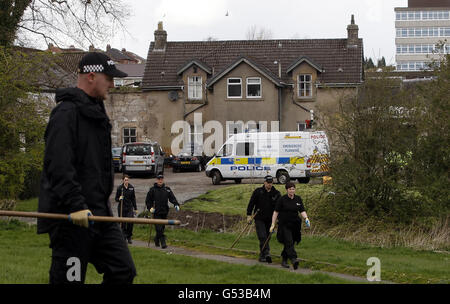 DIE REDAKTION BEMERKT NUMMERNSCHILDER, DIE VOM PA-BILDTISCH VERPIXELT wurden: Eine allgemeine Ansicht der Polizei am Tatort in der Nähe einer Farm in Killermont, Bearsden, East Dunbartonshire, Schottland, nachdem eine beträchtliche Menge an Waffen und Munition in einem ehemaligen Farmgebäude nach einer umfangreichen Suche gefunden wurde. Stockfoto