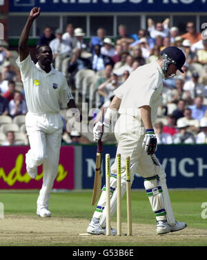 West Indies Bowler Reon King feiert, wie England Schlagmann Craig White beim dritten Test in Old Trafford, Manchester, geht. Stockfoto