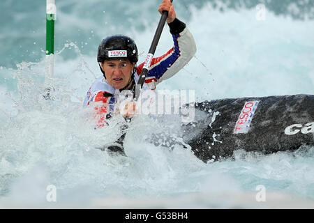 Die britische Lizzie Neave in Aktion beim Einzel-Kajak-Event der Frauen während des ersten Tages des Tesco Canoe Slalom 2012 Selection Trials im Lee Valley White Water Center, Waltham Cross. Stockfoto