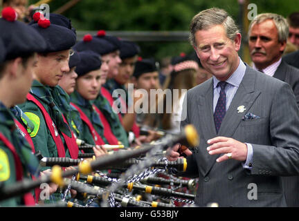 Prinz Charles trifft sich mit Pfeifern in den Princes Street Gardens in Edinburgh während des BT Millennium Piping Festivals, das der Marie Curie Cancer Care Charity unterstützt wird. Stockfoto