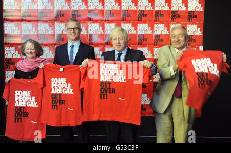 Ken Livingstone (rechts) bedeckt das Gesicht von Boris Johnson (2. Rechts verdeckt) mit einem T-Shirt mit Jenny Jones (links) und Brian Paddick (2. Links), während die Kandidaten an den Londoner Gay Mayoral Hustings teilnehmen, die von Stonewall am British Film Institute, London, veranstaltet werden. DRÜCKEN SIE VERBANDSFOTO. Bilddatum: Samstag, 14. April 2012. Achten Sie auf PA Geschichte POLITIK Bürgermeister. Bildnachweis sollte lauten: Anthony Devlin/PA Wire Stockfoto