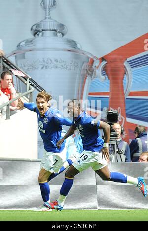 Fußball - FA Cup - Halbfinale - Liverpool gegen Everton - Wembley Stadium. Evertons Nikica Jelavic (links) feiert mit Teamkollege Magaye Gueye ihr erstes Tor des Spiels Stockfoto