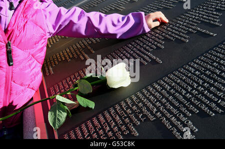 Alex Aaronson 6, aus Nordamerika, dessen Nachkomme Arie Frost 38 auf der Titanic umkam, kam im neuen Gedenkgarten im Rathaus von Belfast zum 100. Jahrestag des Untergangs der Titanic ums Leben. Stockfoto