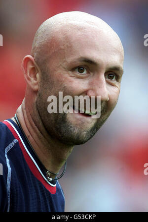 Manchester United's neuer Torwart Fabien Barthez lächelt während einer Trainingseinheit im Old Trafford. Die Premiership-Champions United werden im Charity Shield gegen die FA-Cup-Gewinner Chelsea antreten. Stockfoto