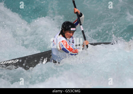 Die britische Lizzie Neave in Aktion in der Kayak Women's Single am dritten Tag des Tesco Kanus Slalom 2012 Selection Trials im Lee Valley White Water Center, Waltham Cross. Stockfoto