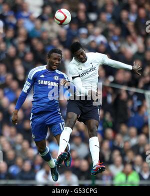 Chelseas Jon Obi Mikel (links) und Emmanuel Adebayor von Tottenham Hotspur (Rechts) Kämpfe um den Ball in der Luft Stockfoto