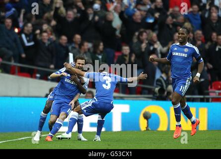 Fußball - FA Cup - Halbfinale - Tottenham Hotspur gegen Chelsea - Wembley Stadium. Chelsea's Juan Mata (links) feiert das zweite Tor seiner Mannschaft im Spiel mit seinen Teamkollegen Stockfoto