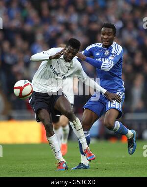 Fußball - FA Cup - Halbfinale - Tottenham Hotspur gegen Chelsea - Wembley Stadium. Tottenham Hotspur's Emmanuel Adebayor (links) und Chelsea's Jon Obi Mikel (rechts) kämpfen um den Ball Stockfoto