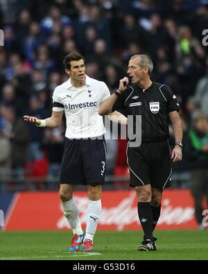 Fußball - FA Cup - Halbfinale - Tottenham Hotspur gegen Chelsea - Wembley Stadium. Gareth Bale von Tottenham Hotspur beschwert sich vor Schiedsrichter Martin Atkinson (rechts) Stockfoto