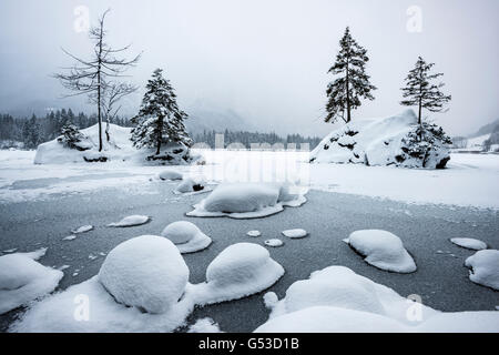 Gefrorene See Hintersee im Winter, Nationalpark Berchtesgaden, Berchtesgaden, Ramsau, Upper Bavaria, Bavaria, Germany Stockfoto