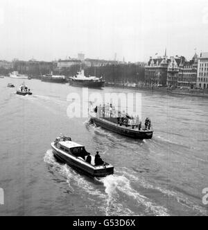 Bibliotheksdateinenbild vom 30/01/65 des Sarges von Sir Winston Churchill auf dem Weg die Themse hinauf zum Festival Pier an Bord des Havengore. Das Schiff, das am Tag seiner Beerdigung den Sarg von Sir Winston Churchill über die Themse trug, soll ein schwimmendes Denkmal für den großen Staatsmann werden, es wurde am 13. August 2000 enthüllt. Die Havengore, ein 87 Fuß langes ehemaliges Vermessungsschiff der Port of London Authority (PLA), wird derzeit vollständig restauriert. Bis zum nächsten Ostern wird sie ausgestattet sein, um durch Großbritannien und Kontinentaleuropa zu reisen und Studenten zu tragen, die Modern studieren Stockfoto