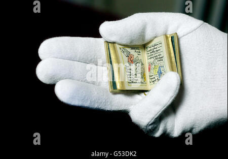 Puppenstuben-Buch veröffentlicht in menschlicher Größe Stockfoto