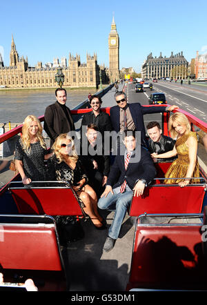 (Hintere Reihe von links nach rechts) Chris Klein, Thomes Ian Nichola und Eugene Levy, mit (vordere Reihe von links nach rechts) Tara Reid, Jennifer Coolidge, Sean William Scott, Jason Biggs, Eddie Kaye Thomas und Mena Suvari, während sie in einem offenen Bus in London für ihren neuen Film American Pie:Reunion werben. Stockfoto