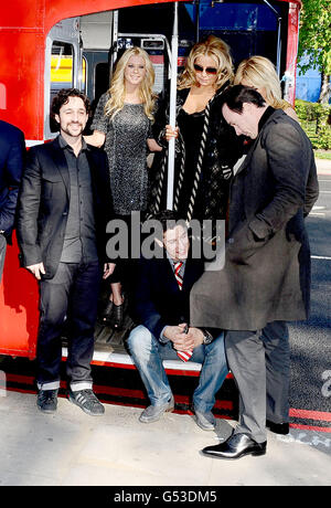 (Von links nach rechts) Thomas Ian Nichola, Tara Reid, Jason Biggs, Jennifer Coolidge, Mena Suvari, Chris Klein in einem Open-Top-Bus in London, um für ihren neuen Film American Pie:Reunion zu werben. Stockfoto