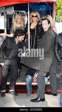 (Von links nach rechts) Thomas Ian Nichola, Tara Reid, Jason Biggs, Jennifer Coolidge, Mena Suvari, Chris Klein und Eddie Kaye Thomas in einem Open-Top-Bus in London, um für ihren neuen Film American Pie:Reunion zu werben. Stockfoto