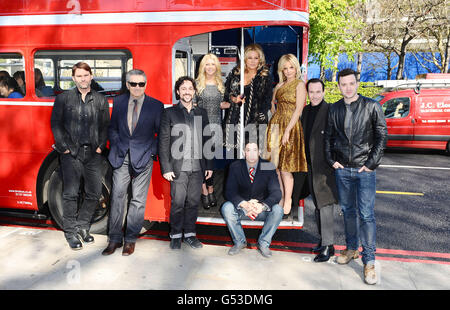 (Von links nach rechts) Sean William Scott, Eugene Levy, Thomas Ian Nichola, Tara Reid, Jason Biggs, Jennifer Coolidge, Mena Suvari, Chris Klein und Eddie Kaye Thomas in einem Open-Top-Bus in London, um für ihren neuen Film American Pie:Reunion zu werben. Stockfoto