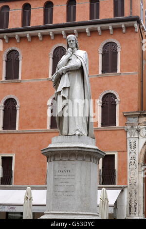 Dante Alighieri Denkmal auf der Piazza dei Signori quadratisch, Verona, Venetien, Italien, Europa Stockfoto