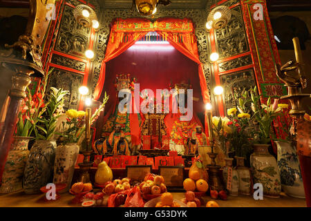 Altar mit Statuen der Götter Mann und Mo, taoistische Man Mo Tempel, Bezirk Sheung Wan, Hong Kong Island, Hongkong, China Stockfoto