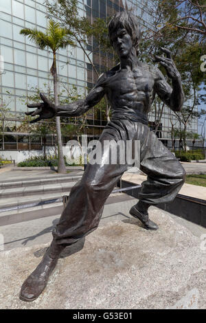 Bruce Lee im Kung Fu pose, Bronze-Statue, Avenue of Stars, Tsim Sha Tsui, Kowloon, Hong Kong, China Stockfoto
