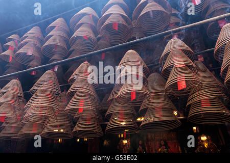 Weihrauch-Spulen, taoistische Man Mo Tempel, Tai Po, New Territories, Hong Kong, China Stockfoto