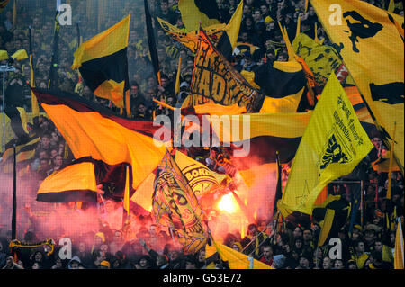 Fans des Fußballvereins BVB Borussia Dortmund auf die Südtribüne mit Fahnen und bengalischen Fackeln im Spiel Borussia Dortmund Stockfoto