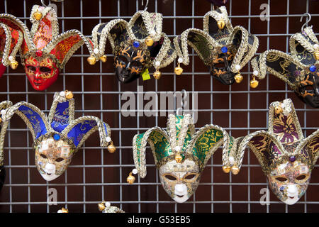 Venezianische Masken an einem Marktstand, Piazza Delle Erbe, Verona, Veneto, Italien, Europa Stockfoto