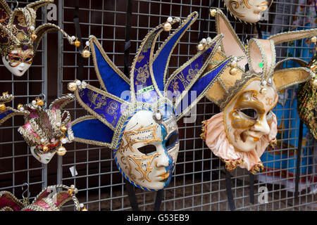 Venezianische Masken an einem Marktstand, Piazza Delle Erbe, Verona, Veneto, Italien, Europa Stockfoto